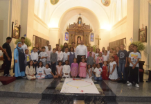 Jóvenes elevan oraciones a Dios a través del Santo Rosario